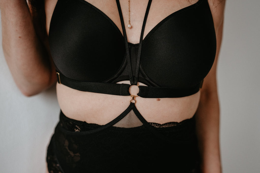 Rebel rose Lingerie product zwart op model voorzijde